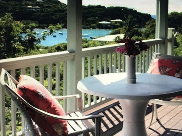 Outdoor dining - Private cottage in great location with a Path to Chocolate Hole Beach (St. John)