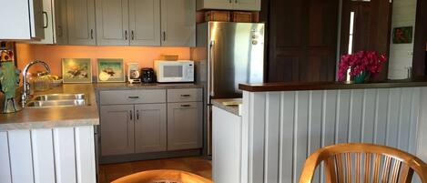 Køleskab, mikrobølgeovn, ovn, kogeplade