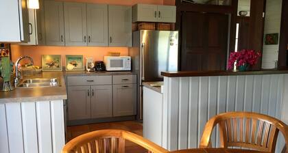 Neu renovierte Küche! Privates Ferienhaus in toller Lage mit Pfad zum Strand.