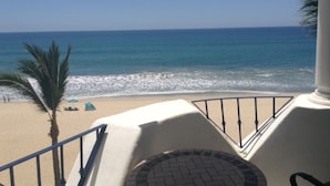 A balcony with a view of the beach and ocean. - Our gem on the beach. (San José del Cabo)