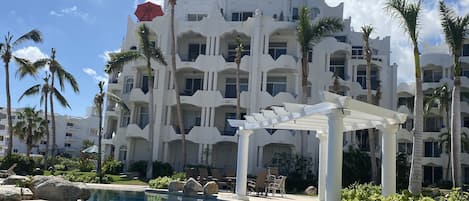 Een buitenzwembad, een verwarmd zwembad