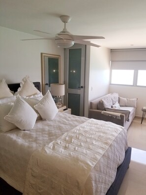 Bureau, fer et planche à repasser, Wi-Fi, draps fournis