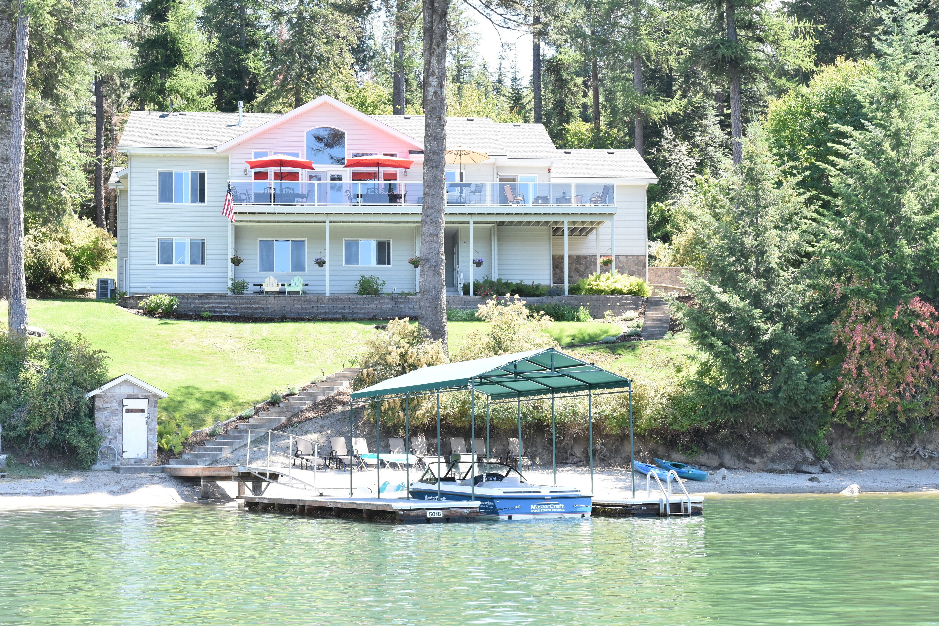 Hayden Lake Sunlit & Spacious Reunion Home -7 Bedrooms - Sleeps Up To 17!!!