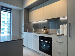 Réfrigérateur, four à micro-ondes, un four, surface de cuisson