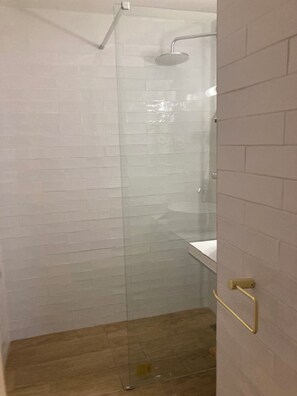 Ensemble douche/baignoire, sèche-cheveux, papier toilette