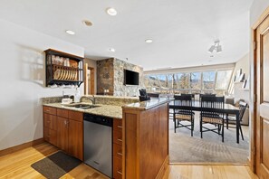 Kühlschrank, Ofen, Herdplatte, Wasserkocher mit Kaffee-/Teezubehör