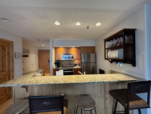 Kühlschrank, Ofen, Herdplatte, Wasserkocher mit Kaffee-/Teezubehör