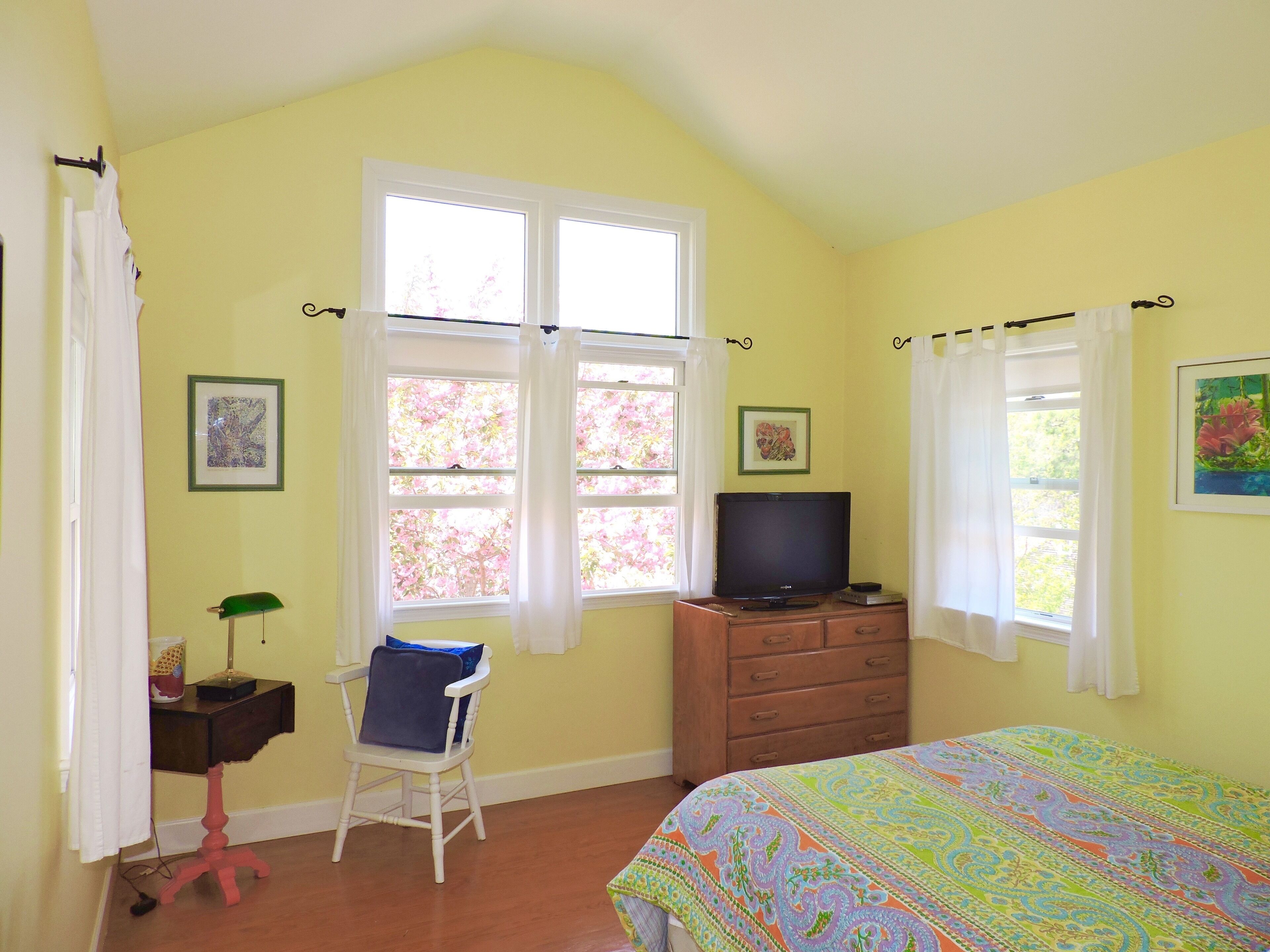 3 bed 3 bath. Premium linens provided. Pet friendly