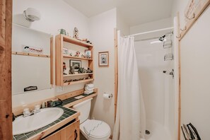 Shower, towels - Mt. Baker Rim Cabin #32 - Pets Ok - Wi-Fi - Wood Stove (Glacier)