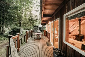 Outdoor dining - Mt. Baker Rim Cabin #32 - Pets Ok - Wi-Fi - Wood Stove (Glacier)