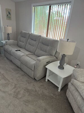 Smart TV, chimenea y estéreo 