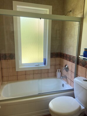 Combined shower/bathtub, hair dryer, towels, soap - Lovely Lakefront Cottage near Sandy Beaches and Hiking / Biking Trail (Ingramport)