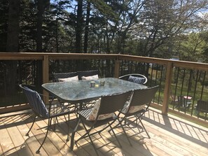 Outdoor dining - Lovely Lakefront Cottage near Sandy Beaches and Hiking / Biking Trail (Ingramport)