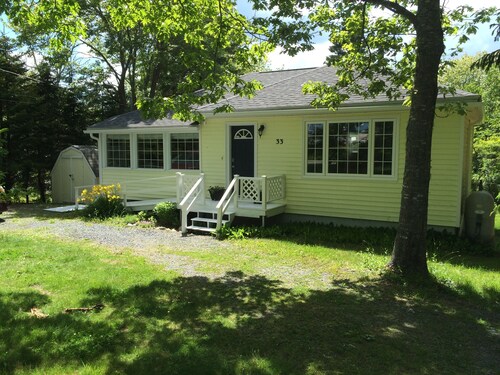 Lovely Lakefront Cottage near Sandy Beaches and Hiking / Biking Trail
