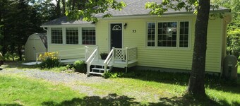 Lovely Lakefront Cottage near Sandy Beaches and Hiking / Biking Trail