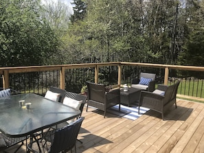 Outdoor dining - Lovely Lakefront Cottage near Sandy Beaches and Hiking / Biking Trail (Ingramport)