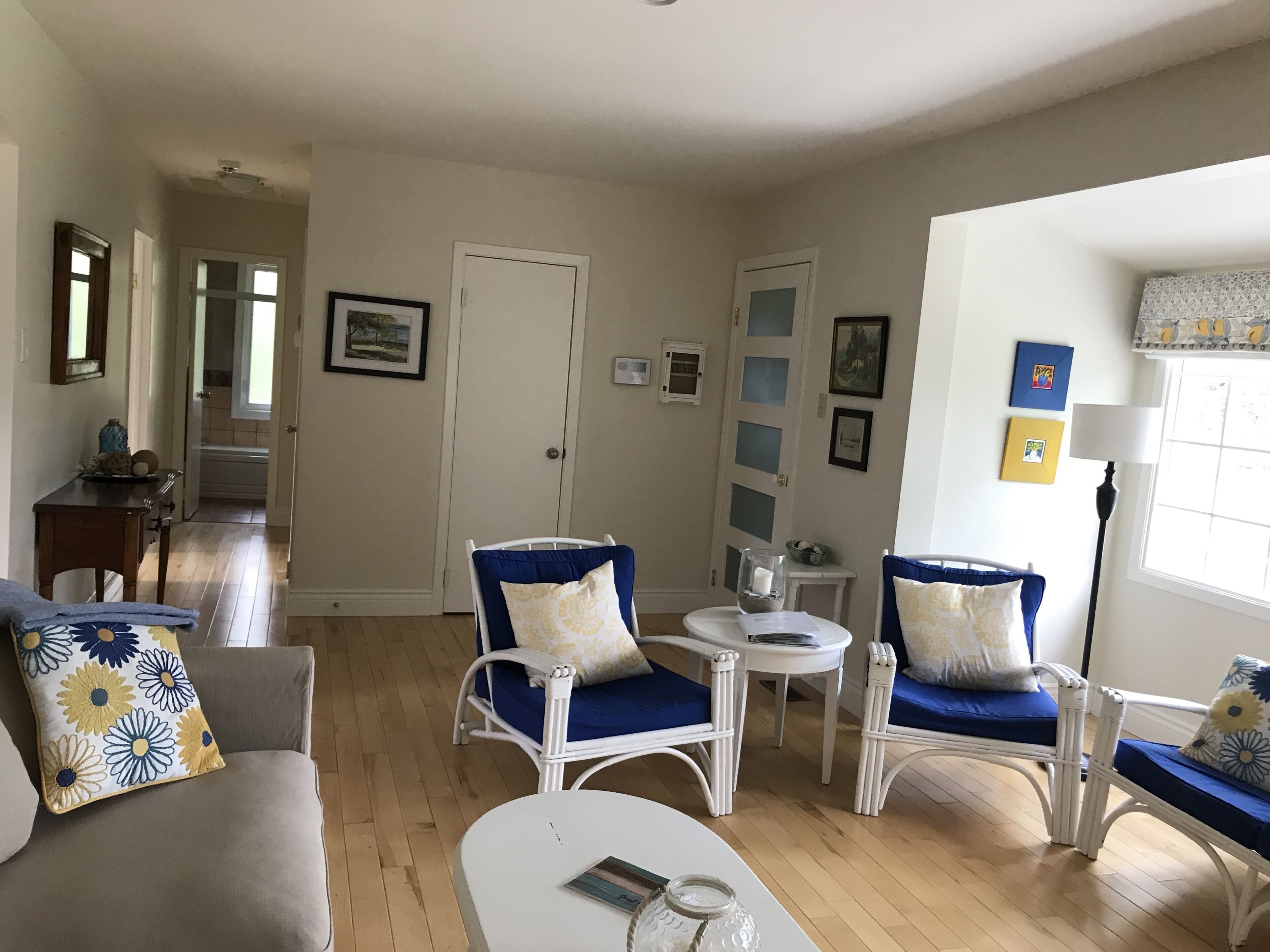 Lovely Lakefront Cottage near Sandy Beaches and Hiking / Biking Trail