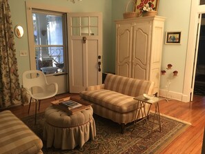 Smart TV, DVD player, books - Danas Cottage located near the Historic part of Beaufort (Beaufort)