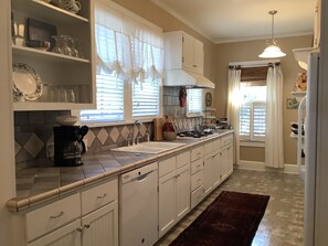 Fridge, microwave, oven, stovetop - Danas Cottage located near the Historic part of Beaufort (Beaufort)