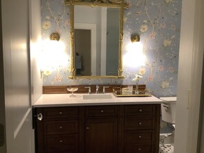 Ensemble douche/baignoire, sèche-cheveux, serviettes fournies, savon