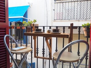 Outdoor dining - Balcony View Apartment by Hello Homes Sitges (Sitges)