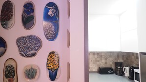 Una cocina equipada con microondas, cafetera y armarios.