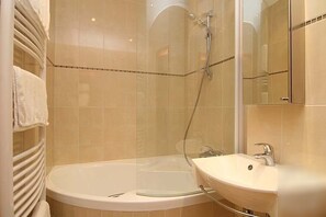 Duschwanne, umweltfreundliche Kosmetikartikel, Haartrockner, Bidet
