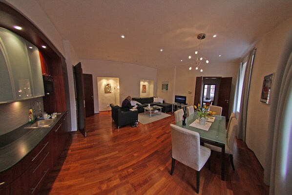 Smart TV, lettore DVD, libri, impianto stereo