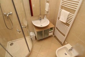 Combined shower/bathtub, eco-friendly toiletries, hair dryer, bidet