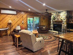 Smart TV, fireplace, DVD player, books - Beautiful cabin getaway on Green Lake (Chisago City)