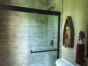 Ducha, secador de pelo, toallas y jabón