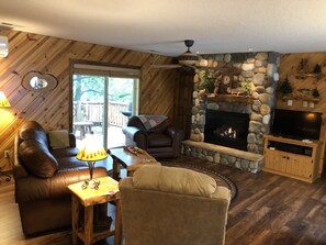 Smart TV, fireplace, DVD player, books - Beautiful cabin getaway on Green Lake (Chisago City)