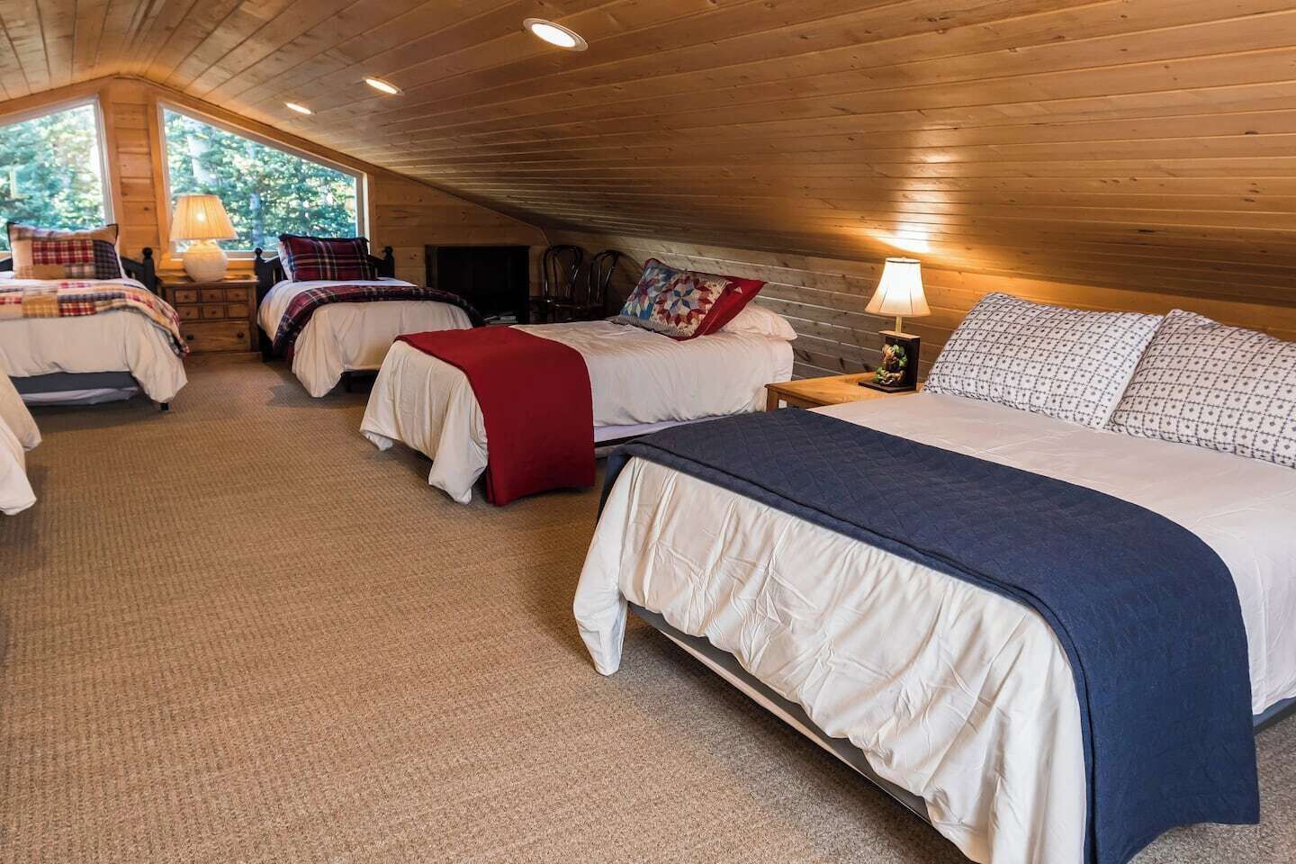 6 soverom, skrivebord, strykejern/-brett og reiseseng for barn