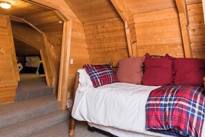 6 bedrooms, desk, iron/ironing board, travel cot