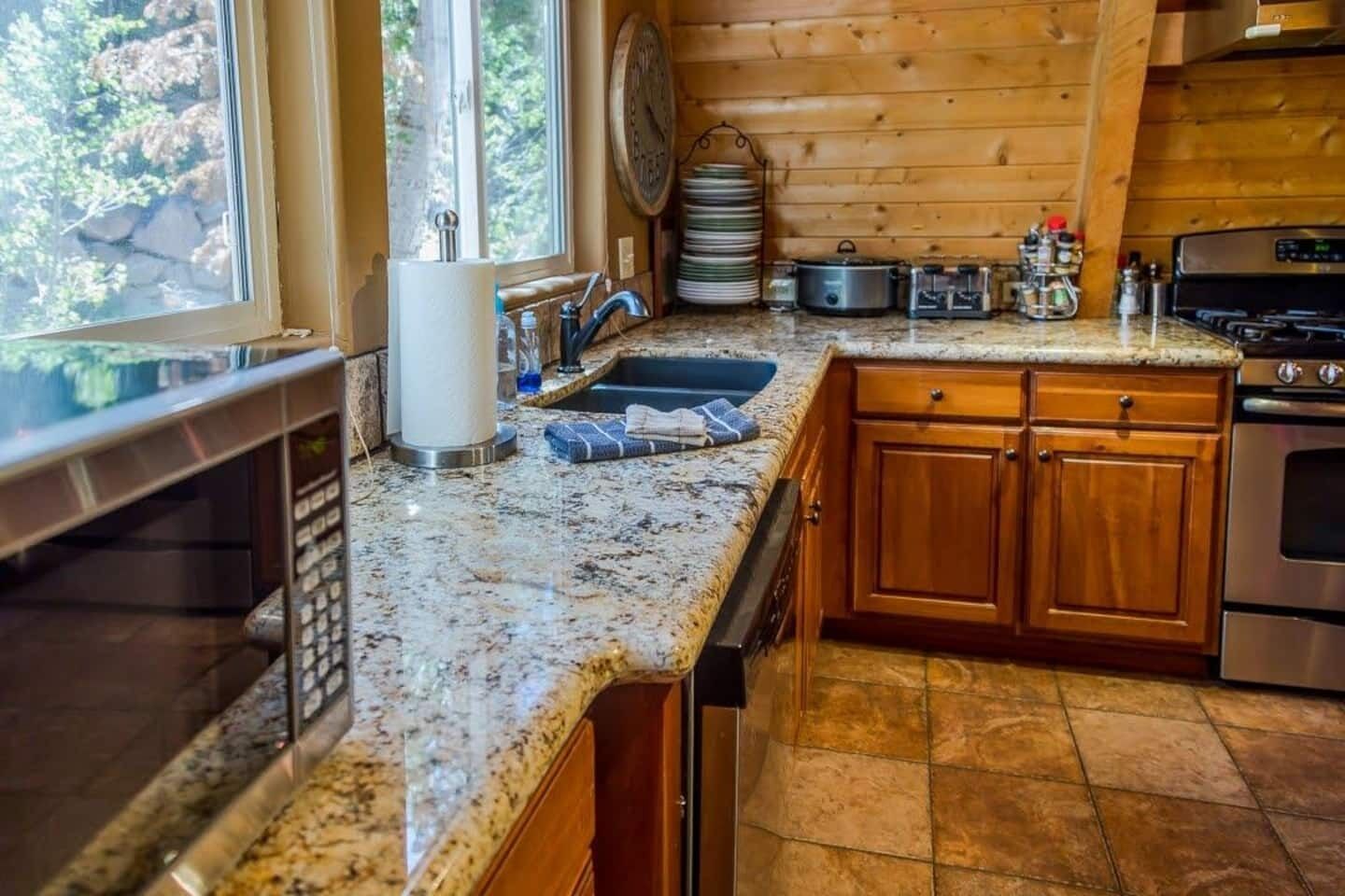 Kylskåp, mikrovågsugn, ugn och spishäll