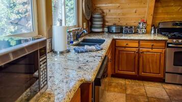 KylskÄp, mikrovÄgsugn, ugn och spishÀll