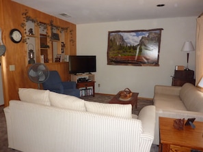 Smart TV, fireplace, DVD player