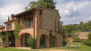 A stone villa with a swimming pool, arched windows, and a garden with lounge chairs. - Villa Mandorla - Tuscan farmhouse with private pool (Anghiari)
