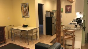 Un espai vital compacte amb zona de menjador, cuina i seients.
