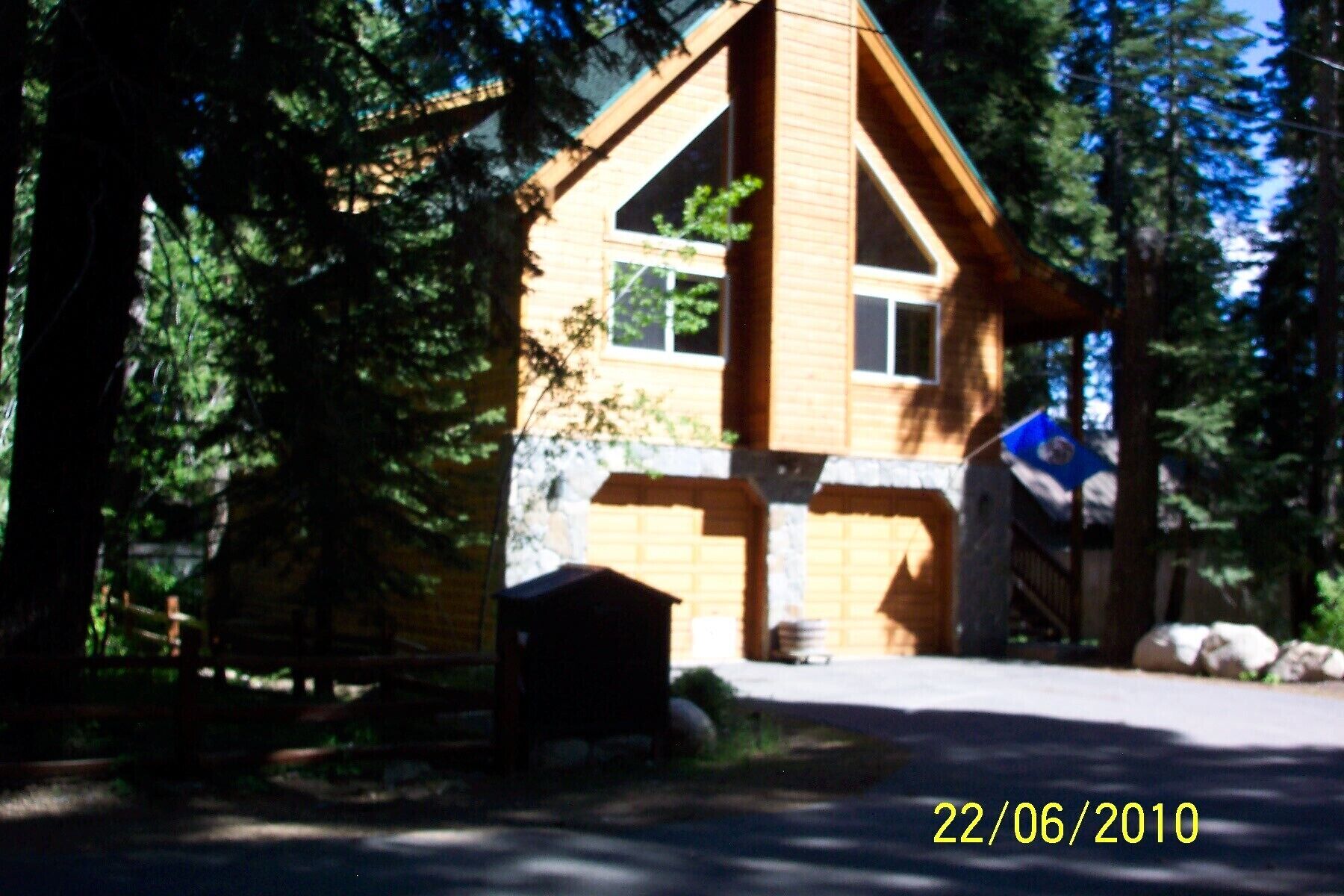  Rare Lakeside Location! Park the car and relax.  Minutes to Lake!  Sleeps 5