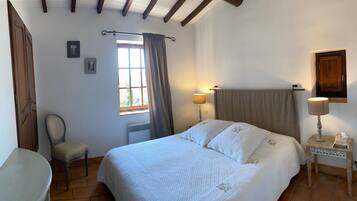 5 bedrooms, iron/ironing board, free WiFi, bed sheets