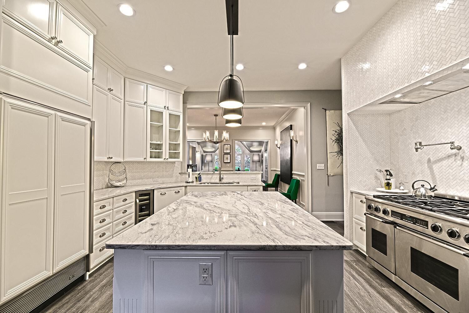 MOUNTAIN LUXURY; 4 BDRMS/4.5 BATHS, BEAUTIFUL OUTDOOR SPACE, 6.5 MI. DWNTN AVL