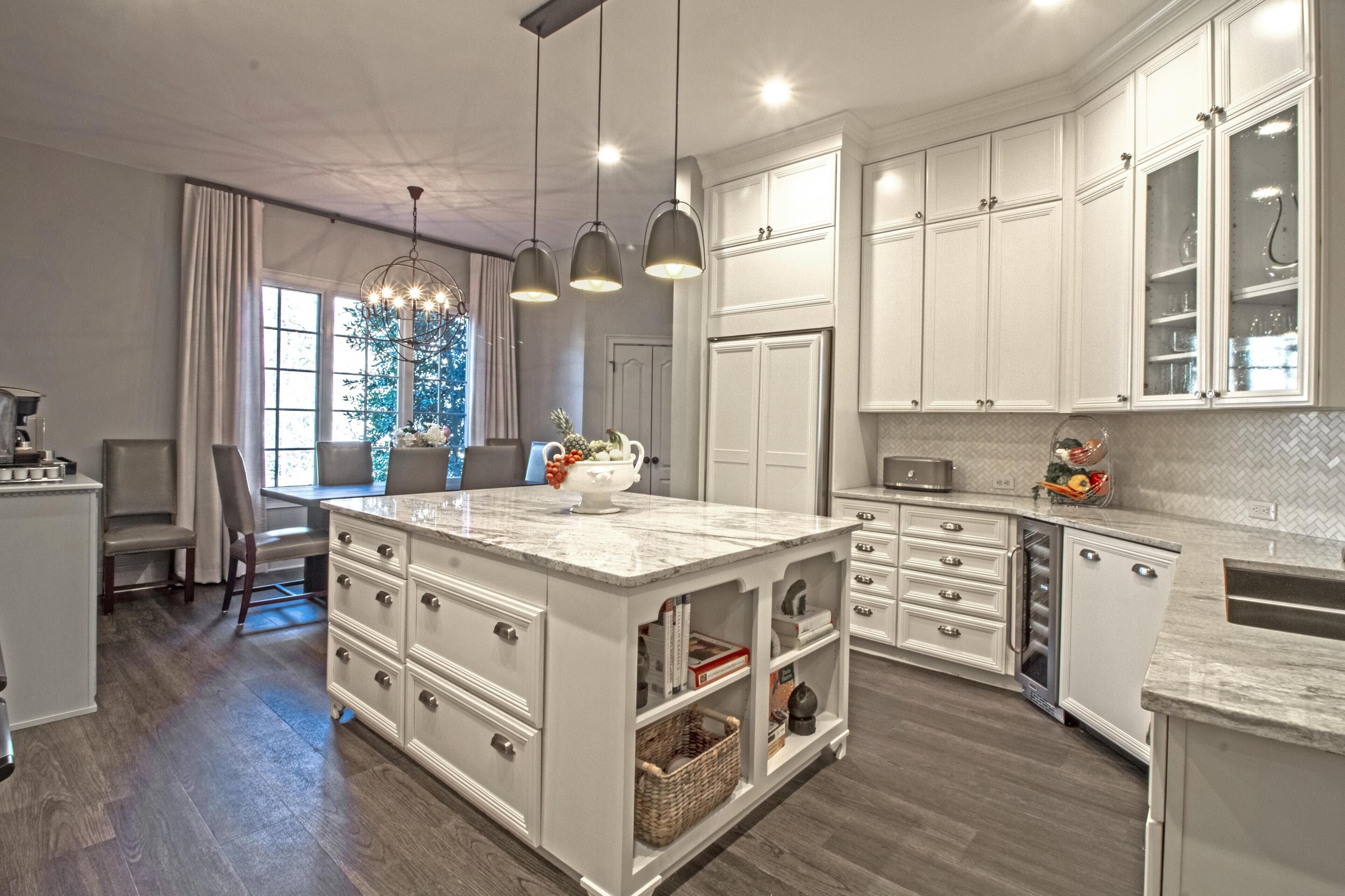 MOUNTAIN LUXURY; 4 BDRMS/4.5 BATHS, BEAUTIFUL OUTDOOR SPACE, 6.5 MI. DWNTN AVL