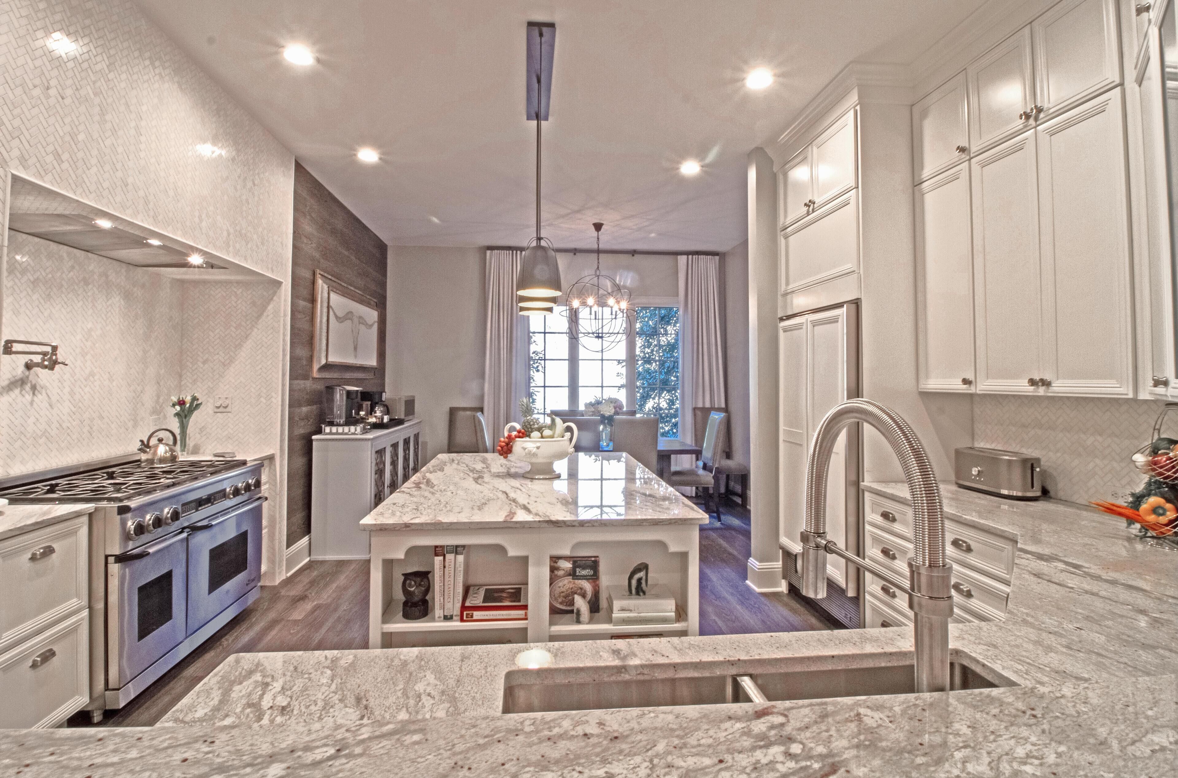 MOUNTAIN LUXURY; 4 BDRMS/4.5 BATHS, BEAUTIFUL OUTDOOR SPACE, 6.5 MI. DWNTN AVL