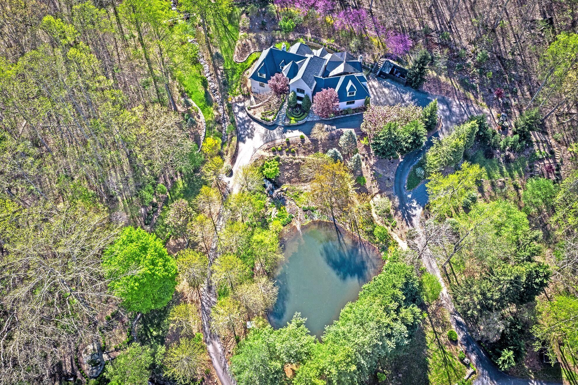 MOUNTAIN LUXURY; 4 BDRMS/4.5 BATHS, BEAUTIFUL OUTDOOR SPACE, 6.5 MI. DWNTN AVL