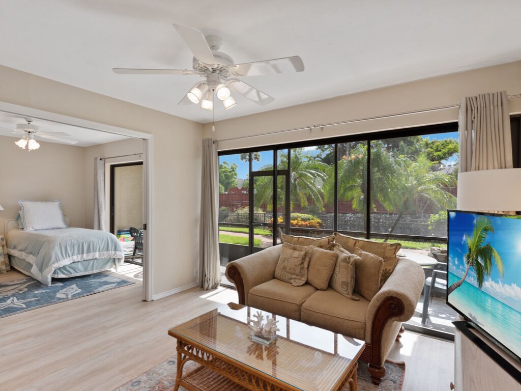 Park Shore Resort 2BR/2bath no stairs 1st floor w/parking at the front door
