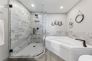 Ensemble baignoire-douche, baignoire à remous, séchoir à cheveux