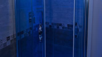 Shower, pancuran hujan, perlengkapan mandi gratis, dan pengering rambut