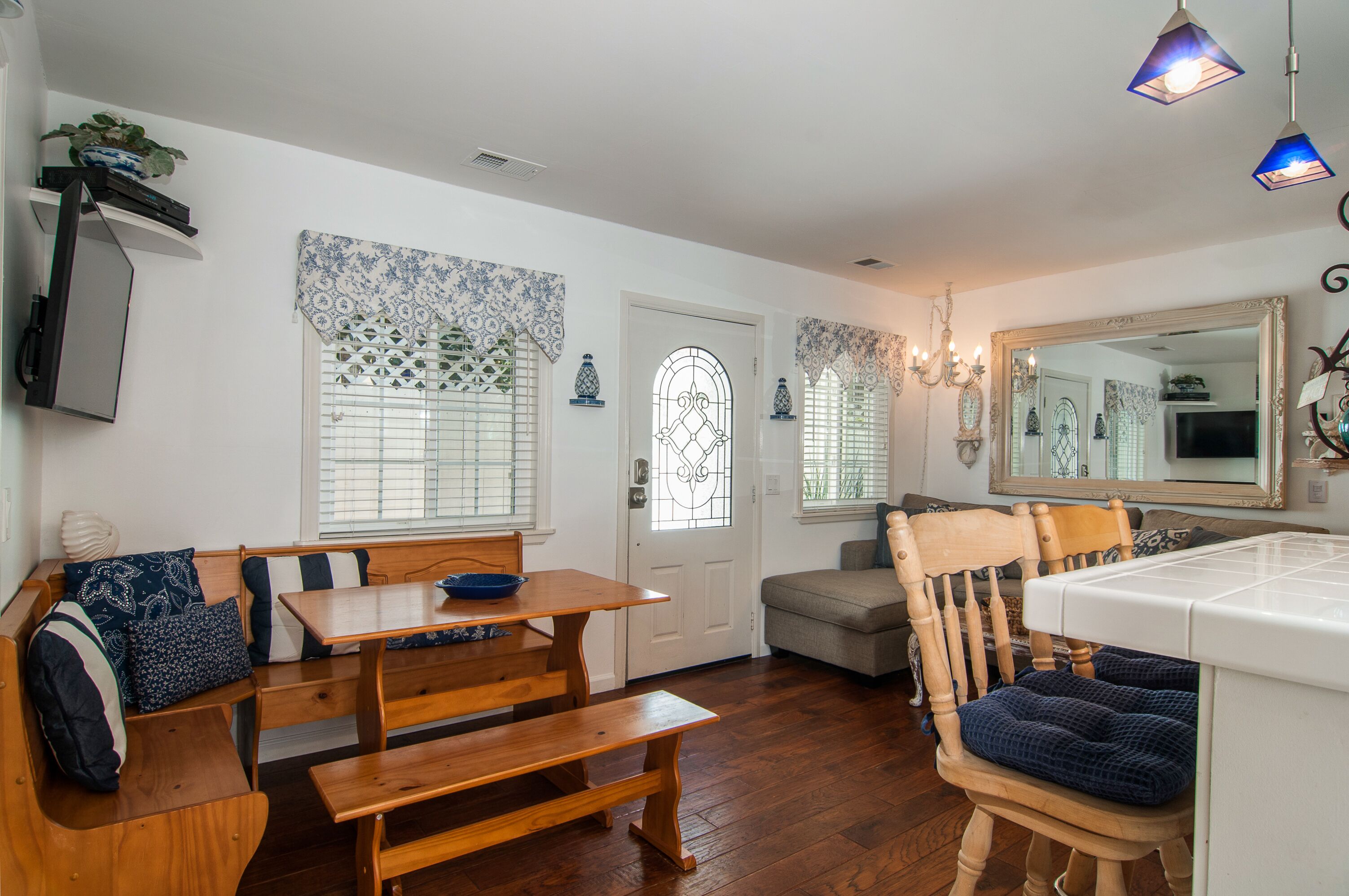 La Jolla Shores Cape Cod W/Fire Pit, 1-2 Blocks - Beach,  Restaurants, and Shops