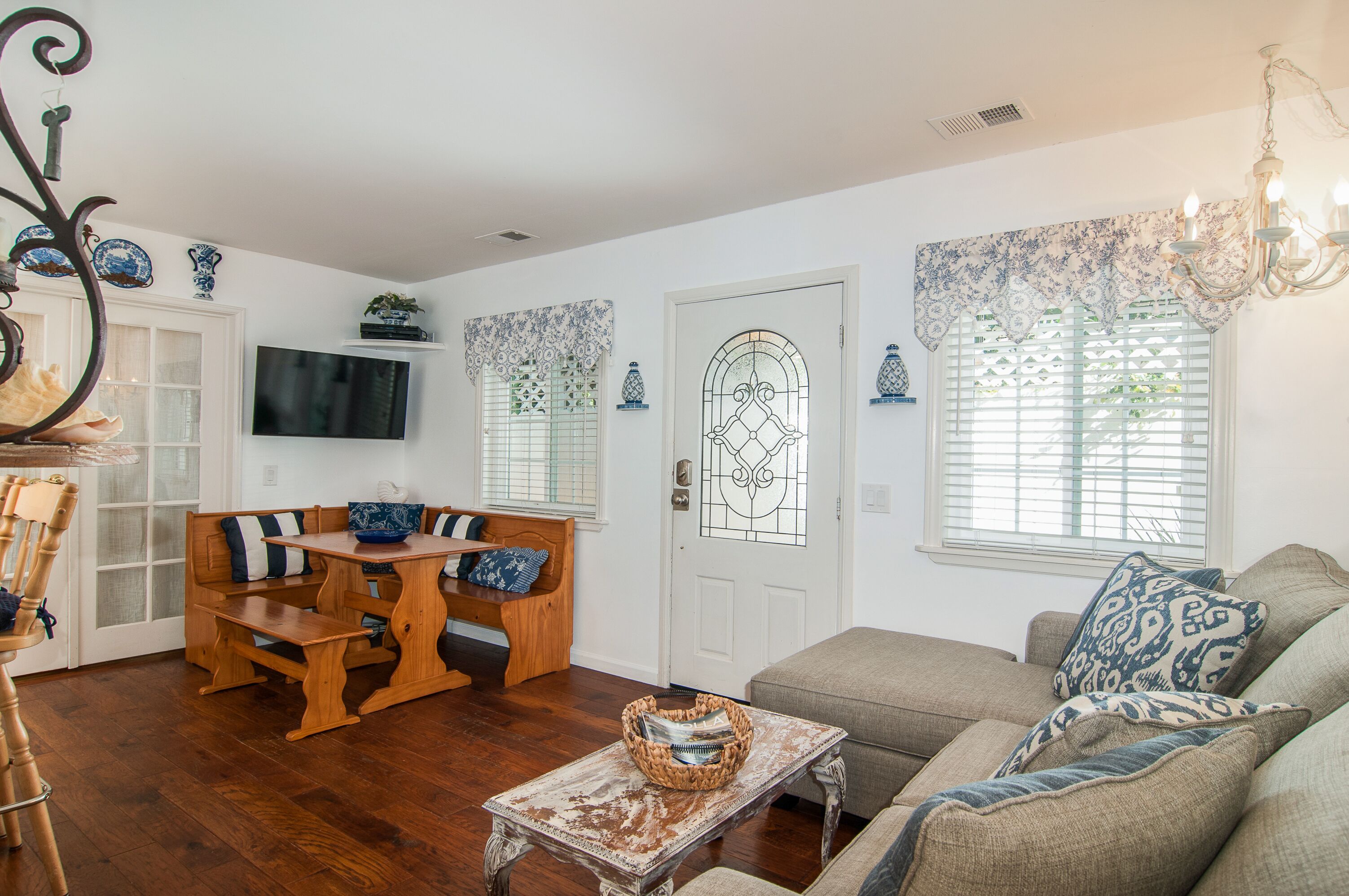 La Jolla Shores Cape Cod W/Fire Pit, 1-2 Blocks - Beach,  Restaurants, and Shops